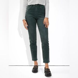 American Eagle green corduroy super stretch pants. Size: 6